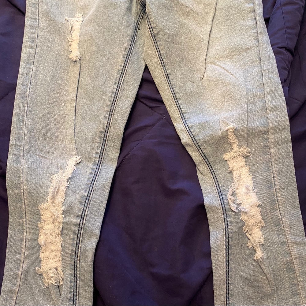 Distressed jeans - Picture 2 of 3